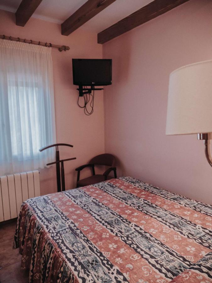 Hostal Les Fonts Castellar De N'Hug Exterior foto